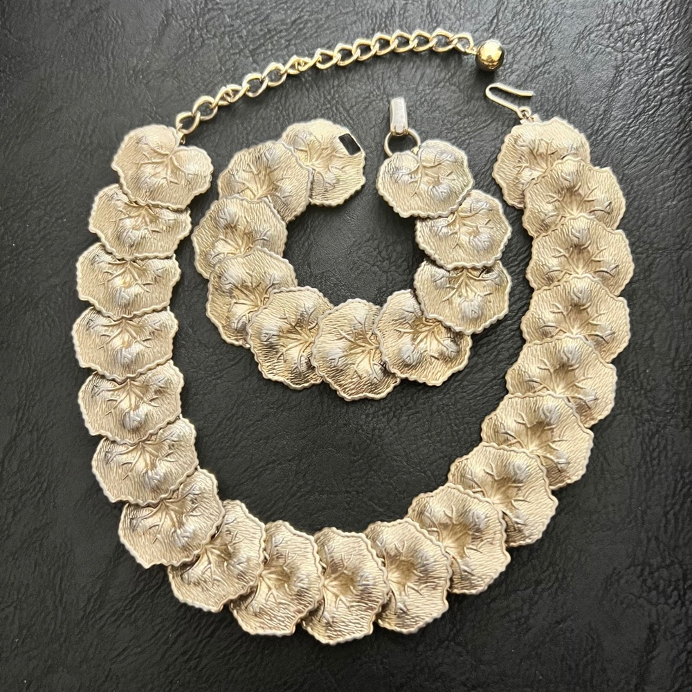 Vintage Gold Tone Textured Floral Leaf Choker Necklace 17 Inch Botanical 60s